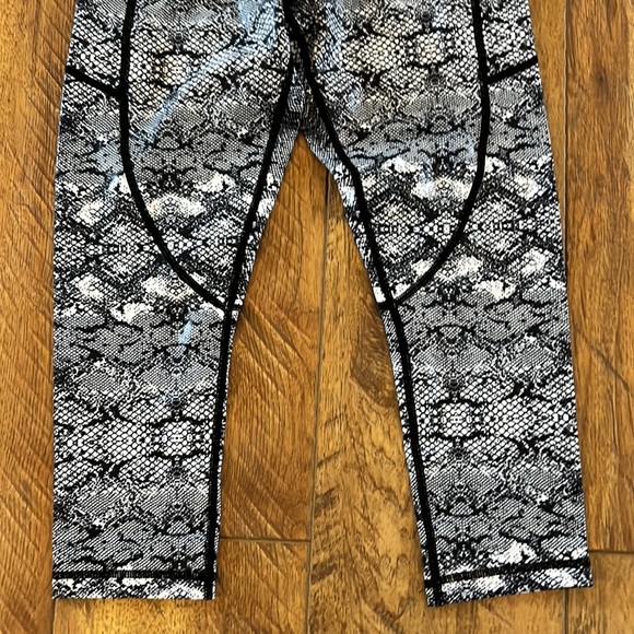 Zyia Active Cobra Metallic Pocket Light n Tight Hi-Rise Capri 6-8 - Picture 6 of 13